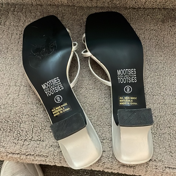 Mootsies Collection Tootsies silver square healed dress shoes. - Picture 6 of 9